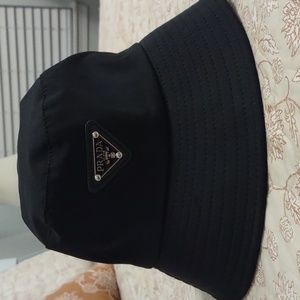 Black bucket hat